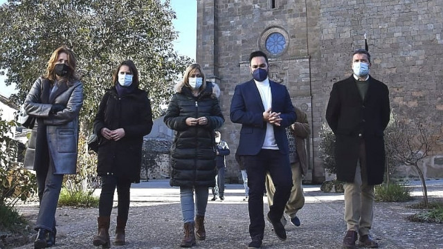 La líder de Ciudadanos en Castilla-La Mancha, Carmen Picazo (c), en Valdeolivas (Cuenca).