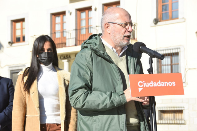El candidato de Ciudadanos a la presidencia de la Junta, Francisco Igea, y la vicealcaldesa de Madrid, Begoña Villacís, en Cebreros (Ávila).