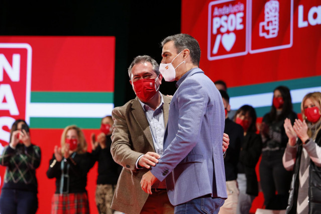 El candidato del PSOE de Andalucía a la presidencia de la Junta, Juan Espadas, (i) y el presidente del Gobierno, Pedro Sánchez, (d) saludan durante el acto de proclamación de Juan Espadas como candidato del PSOE de Andalucía a las elecciones