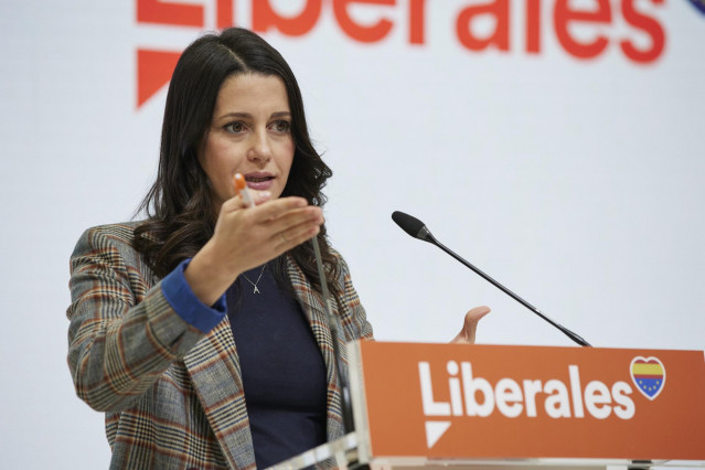 La líder de Cs, Inés Arrimadas, comparece tras una reunión del Comité Permanente del partido, en la sede nacional de Cs, a 10 de enero de 2022, en Madrid, (España).