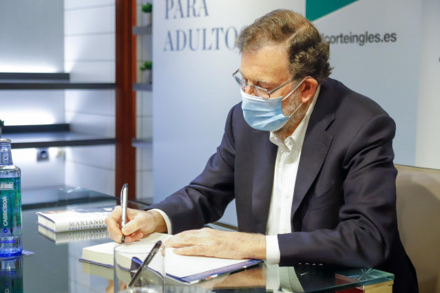 Archivo - El expresidente del Gobierno Mariano Rajoy firma su nuevo libro en una tienda de El Corte Inglés, a 7 de diciembre de 2021, en Vigo, Galicia (España).