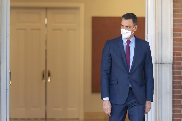 El presidente del Gobierno, Pedro Sánchez, a su llegada para recibir al nuevo canciller alemán en el Palacio de la Moncloa, a 17 de enero de 2022, en Madrid, (España).