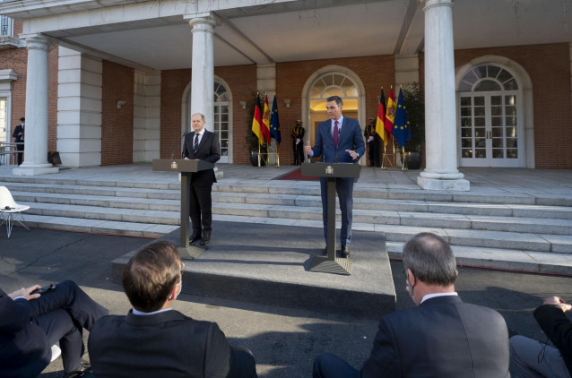 El nuevo canciller alemán, Olaf Scholz, y el presidente del Gobierno, Pedro Sánchez, en rueda de prensa en Moncloa
