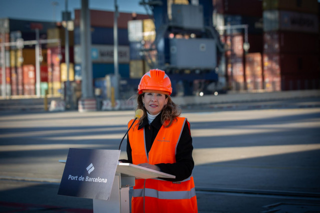 La ministra de Transportes, Movilidad y Agenda Urbana, Raquel Sánchez, ofrece declaraciones a los medios durante su visita al Port de Barcelona, a 17 de enero de 2022, en Madrid, (España).