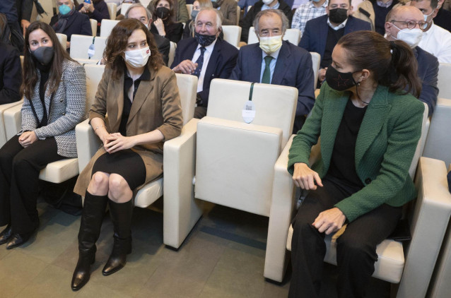 La presidenta de la Comunidad de Madrid, Isabel Díaz Ayuso (c), participa en el acto de presentación del libro ‘Liberalismo a la madrileña’, en la Fundación Rafael del Pino, a 18 de enero de 2022, en Madrid, (España). El libro, escrito por el analista eco