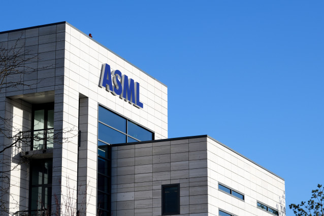 Archivo - Logo de ASML en las oficinas de la empresa.