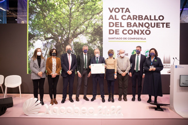 El alcalde de Santiago de Compostela, Xosé Sánchez Bugallo, junto al concejal de Presidencia, Relaciones Institucionales y Turismo del Ayuntamiento, Sindo Guinarte; el vicepresidente primero de la Xunta, Alfonso Rueda, entre otros.