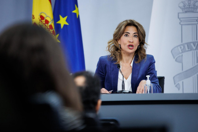 La ministra de Transportes, Movilidad y Agenda Urbana, Raquel Sánchez, comparece tras la reunión del Consejo de Ministros en Moncloa, a 18 de enero de 2022, en Madrid, (España).
