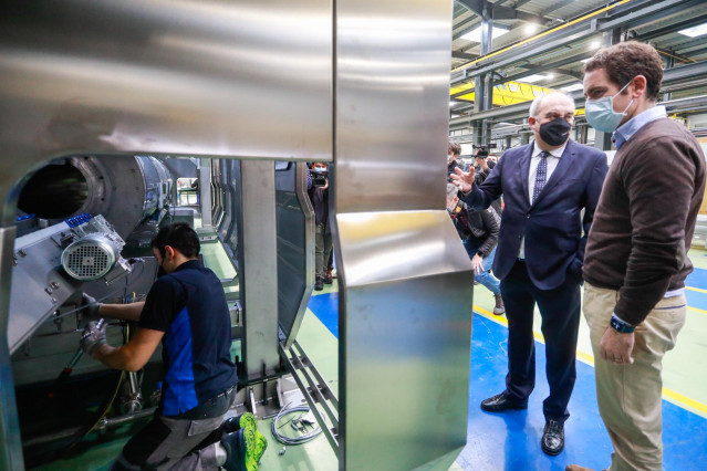 El secretario general del Partido Popular, Teodoro García Egea (2d), y el CEO de Hiperbaric, Andrés Hernando (1d), en la visita a la empresa de tecnologías de altas presiones Hiperbaric, a 20 de enero de 2022, en Burgos, Castilla y León, (España).