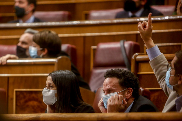 Archivo - La presidenta de Ciudadanos (Cs), Inés Arrimadas, y el vicesecretario general y portavoz parlamentario), Edmundo Bal, en el hemiciclo