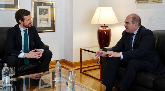 El presidente del PP, Pablo Casado, se reúne con el presidente de la Federación Nacional de Asociaciones de Trabajadores Autónomos, Lorenzo Amor. En Madrid, a 20 de enero de 2022.
