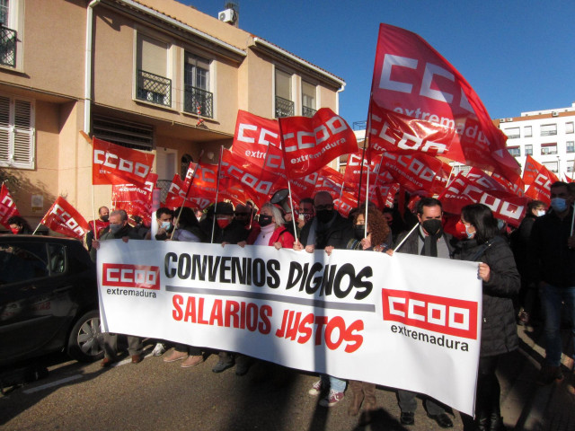 Archivo - CCOO se concentra frente a la sede de la Creex en Badajoz