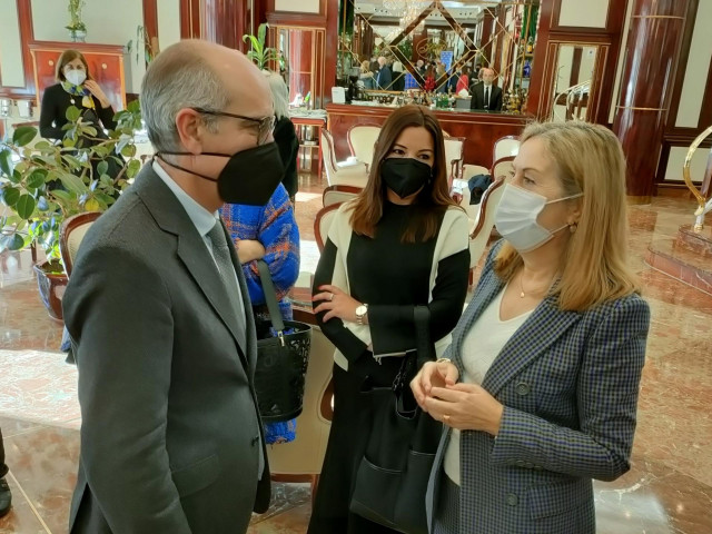 Ana Pastor habla con el presidente del PP de Salamanca. Javier Iglesias.