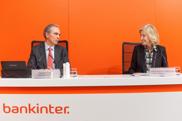 La consejera delegada de Bankinter, María Dolores Dancausa, y el director financiero, Jacobo Díaz, durante la presentación de resultados del cuarto trimestre de 2021, a 20 de enero de 2022.