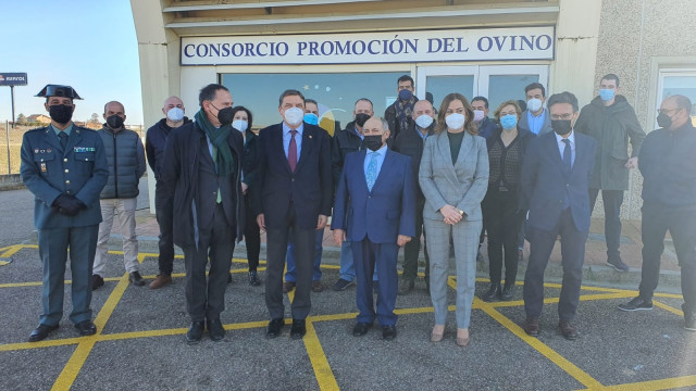 El ministro Planas, junto al resto de autoridades y representantes del Consorcio de Promoción del Ovino.