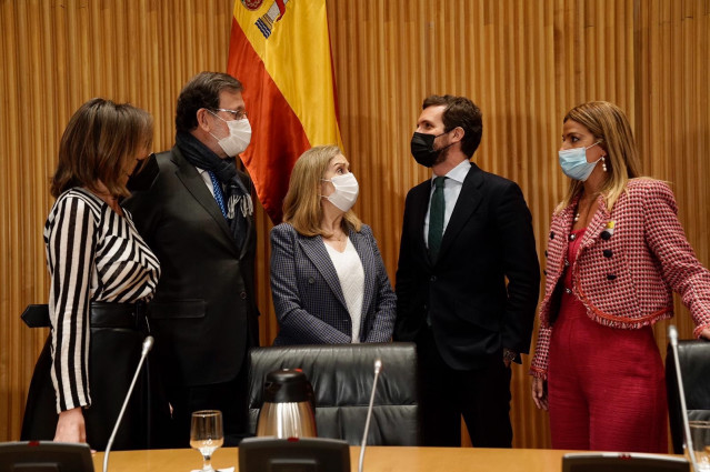 El líder del PP, Pablo Casado, junto al expresidente Mariano Rajoy, en el acto de homenaje al exdiputado Carlos Mantilla celebrado en el Congreso. En Madrid,  a 20 de enero de 2021.