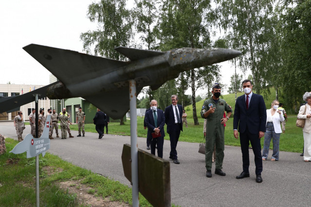 Archivo - El presidente del Gobierno, Pedro Sánchez, a su llegada durante su visita a las tropas españolas en misión de la OTAN en la base de Siauliai (Lituania)