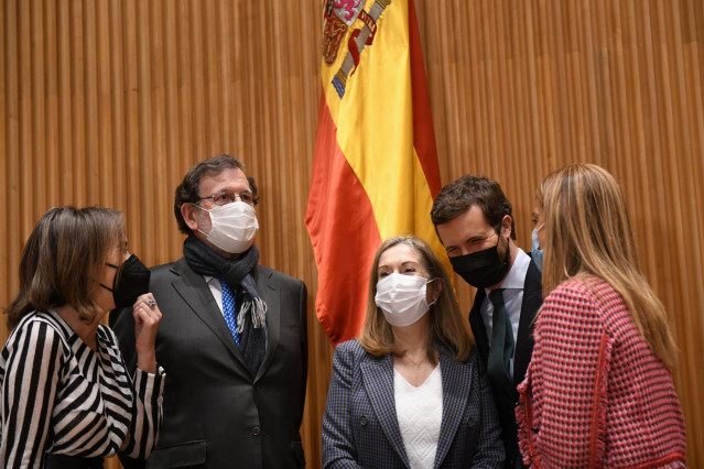 La portavoz del GPP, Cuca Gamarra; el expresidente Mariano Rajoy; la vicesecretaria de Política Social, Ana Pastor;  el presidente del PP, Pablo Casado, y Elena Mantilla, conversan en el acto de homenaje a Carlos Mantilla en el Congreso.