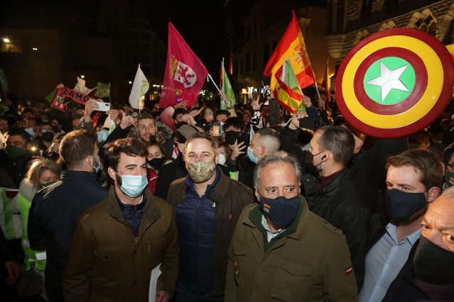 El candidato de VOX a la Presidencia de Castilla y León, Juan García-Gallardo (1i); el presidente de Vox, Santiago Abascal (2i); y el presidente de Vox en León, Carlos Pollán (3i), a su llegada a la Plaza de San Marcelo, en León, Castilla y León (España).