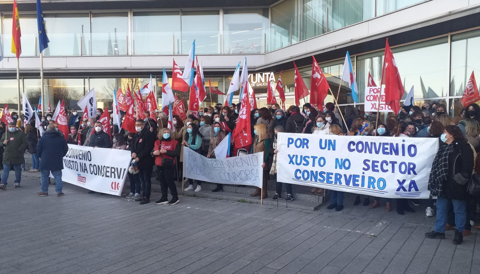 Concentración convocada por CC.OO., UGT y CIG ante la delegación territorial de la Xunta en Vigo, en demanda de un convenio digno para el sector de la conserva.