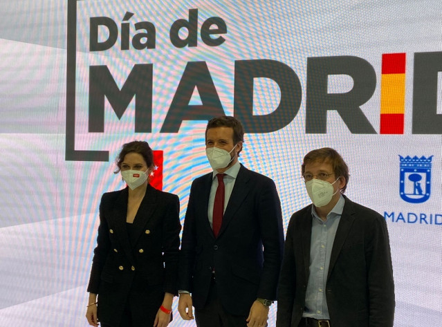 Isabel Díaz Ayuso, Pablo Casado y José Luis Martínez Almeida en la feria de FITUR en Madrid, a 21 de enero de 2021.