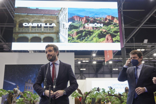 El presidente del Partido Popular, Pablo Casado, comparece en el estand de Castilla y León, en la tercera jornada de la 42ª edición de la Feria Internacional del Turismo, Fitur 2022, en Ifema Madrid, a 21 de enero de 2022, en Madrid (España).
