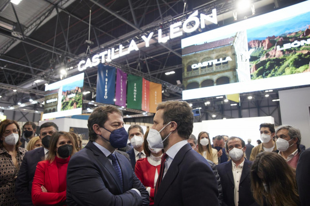 El presidente del Partido Popular, Pablo Casado y el presidente de Castilla y León, Alfonso Fernández Mañueco, se encuentran en el estand de Castilla y León, en la tercera jornada de la 42ª edición de la Feria Internacional del Turismo, Fitur 2022.