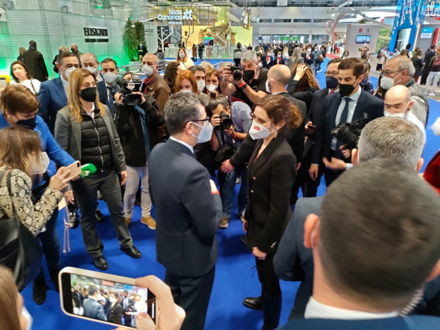 El ministro de la Presidencia, Félix Bolaños y la presidenta de la Comunidad de Madrid, Isabel Díaz Ayuso, conversan durante un breve encuentro en Fitur.