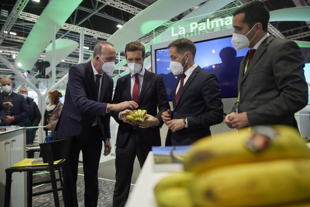 El presidente del Partido Popular, Pablo Casado, con unos plátanos en el estand de La Palma en la tercera jornada de la 42ª edición de la Feria Internacional del Turismo, Fitur 2022, en Ifema Madrid, a 21 de enero de 2022, en Madrid (España).