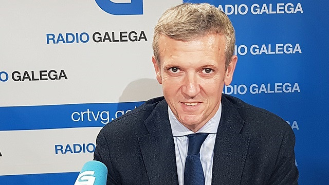 Archivo - Alfonso Rueda, en entrevista en la Radio Galega