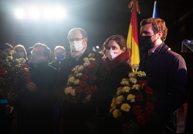 (I-D) El alcalde de Madrid, José Luis Martínez-Almeida; el expresidente del Senado Pío García-Escudero; la presidenta de la Comunidad de Madrid, Isabel Díaz Ayuso, y el presidente del Partido Popular, Pablo Casado, en la ofrenda floral.