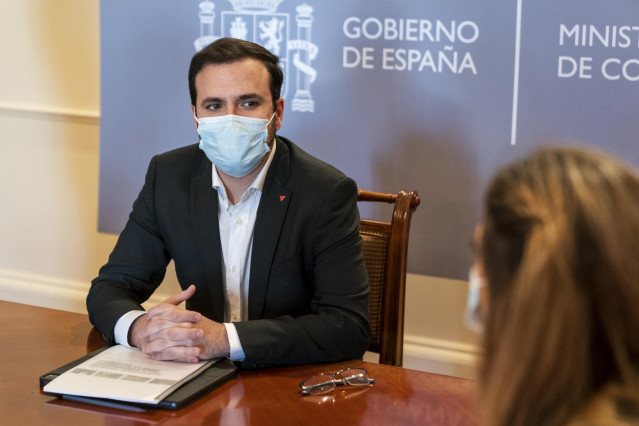 El ministro de Consumo, Alberto Garzón, durante una reunión con representantes de colectivos de ganadería extensiva