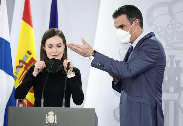 El presidente del Gobierno, Pedro Sánchez, y la primera ministra de la República de Finlandia, Sanna Marin, tras una comparecencia posterior a una reunión, en la Moncloa, a 26 de enero de 2022, en Madrid (España).