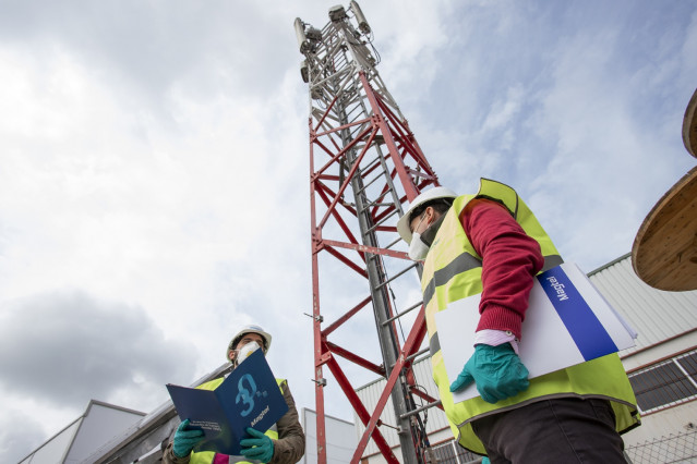 Archivo - Tecnicos de Magtel ante una torre de telecomunicaciones.