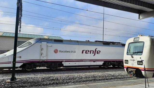 Tren AVE con la insignia del Xacobeo.