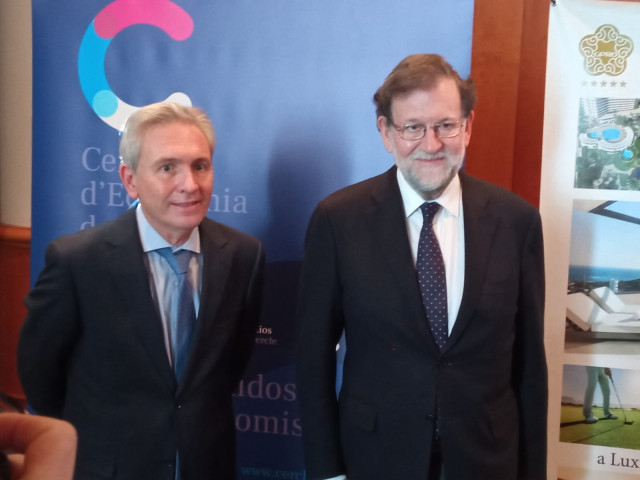 El presidente del Cercle d'Economia, José María Vicens, y el expresidente del Gobierno español, Mariano Rajoy.