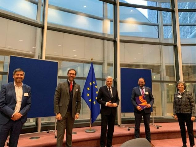 El presidente de Societat Civil Catalana (SCC), Fernando Sánchez Costa,  junto con el Comisario de Justicia de la Unión Europea, Didier Reynders, el pasado 9 de diciembre en Bruselas.