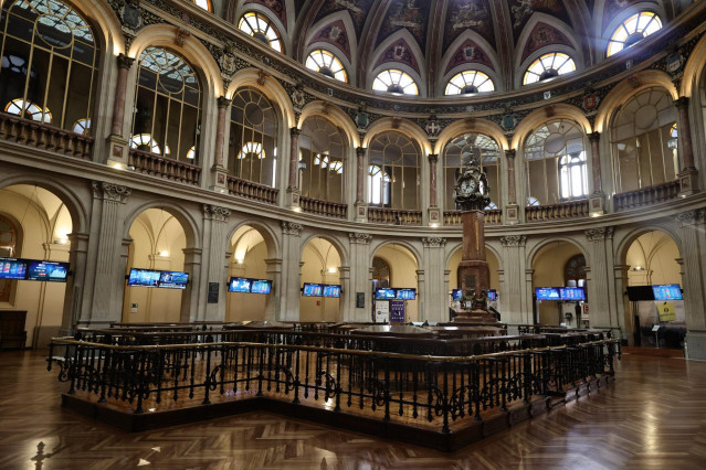 Varios paneles del Ibex en el Palacio de la Bolsa, a 12 de enero de 2022, en Madrid, (España).