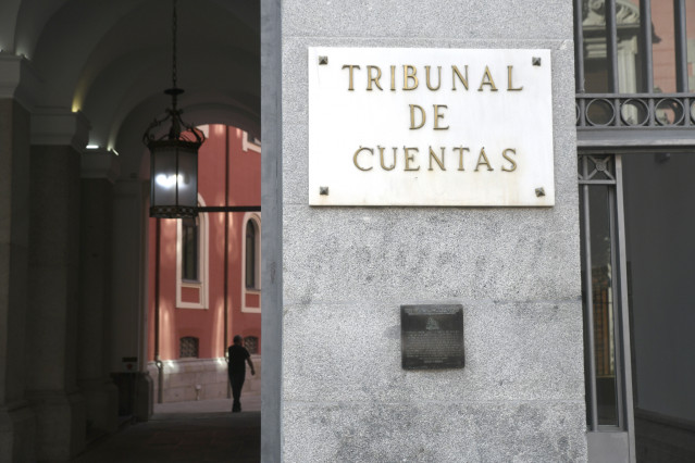 Archivo - Placa en la puerta principal del edificio del Tribunal de Cuentas en Madrid
