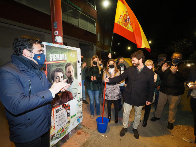 El candidato de Vox a la Presidencia de la Junta, Juan García Gallardo (c), durante la pegada de carteles con motivo del inicio de la campaña para las elecciones autonómicas del próximo 13 de febrero.