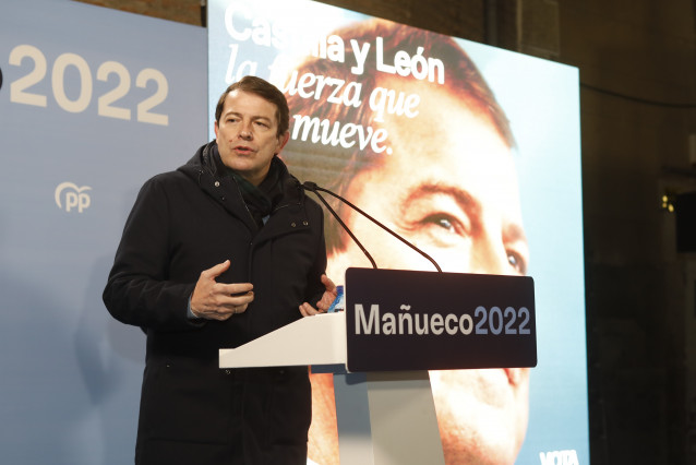 Tradicional pegada de carteles del PP, en la que han participado Alfonso Fernández Mañueco, candidato a la Junta por el Partido Popular.