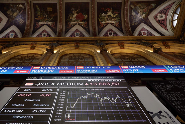 Valores del Ibex 35 en el Palacio de la Bolsa el día en que el Ibex 35 celebra su 30 aniversario, en el Palacio de la Bolsa, a 14 de enero de 2022, en Madrid (España).