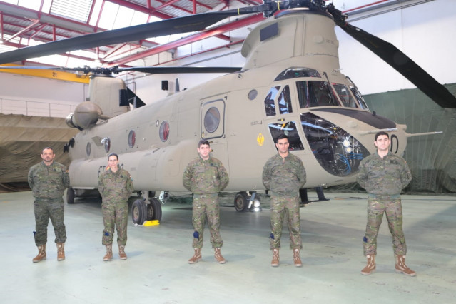 Pilotos del nuevo helicóptero 'Chinook'