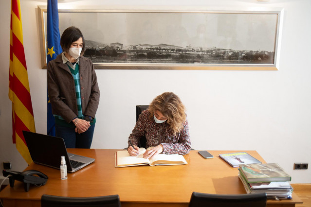 La ministra de Transportes, Movilidad y Agenda Urbana, Raquel Sánchez, firma un protocolo de actuación de Agenda Urbana, en la sede del Ayuntamiento de Santa Coloma de Gramenet, a 28 de enero de 2022, en Santa Coloma de Gramenet, Barcelona, Catalunya (Esp