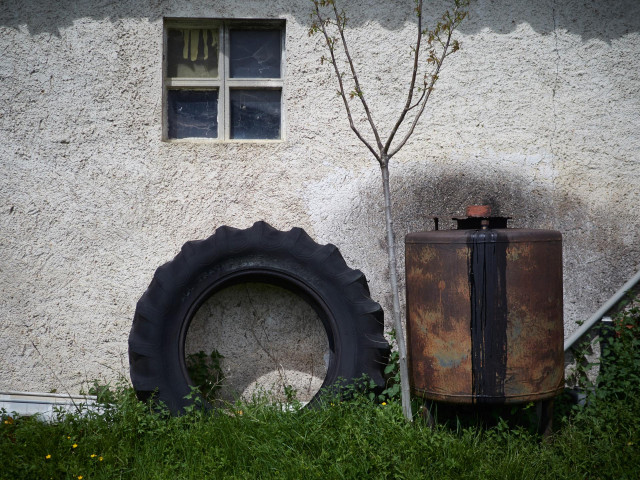 Archivo - Una rueda de tractor apoyada en una pared de una casa del Valle de Ezcabarte durante el día 33 del estado de alarma en la Navarra más rural, en Ezcabarte/Navarra (España) a 16 de abril de 2020.
