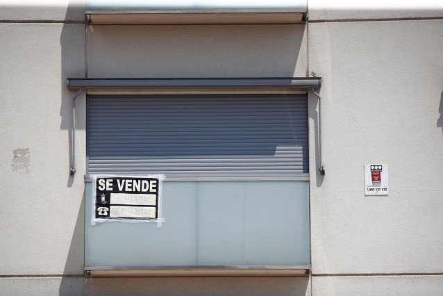 Archivo - Cartel de 'se vende', en una imagen de archivo.