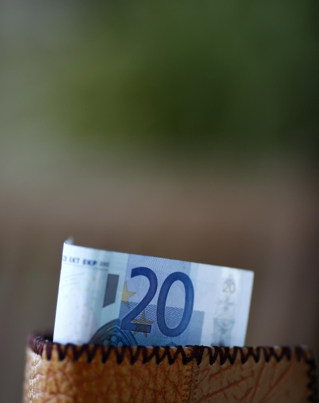 Archivo - Billetes, monedas, euros, euro, dinero