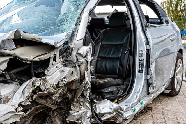 Archivo - Vehículo siniestro total tras un accidente de tráfico.