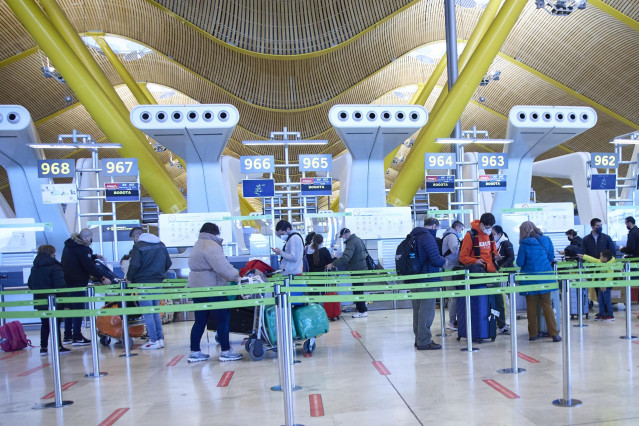 Varias personas con maletas en el aeropuerto Adolfo Suárez, Madrid-Barajas, a 5 de enero de 2022, en Madrid (España).