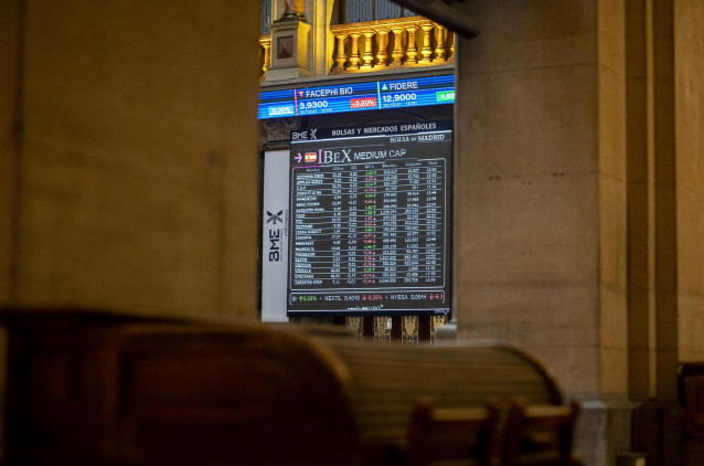 Archivo - Panel en el interior del Palacio de la Bolsa, en la última sesión bursátil del año, a 30 de diciembre de 2021, en Madrid, (España).